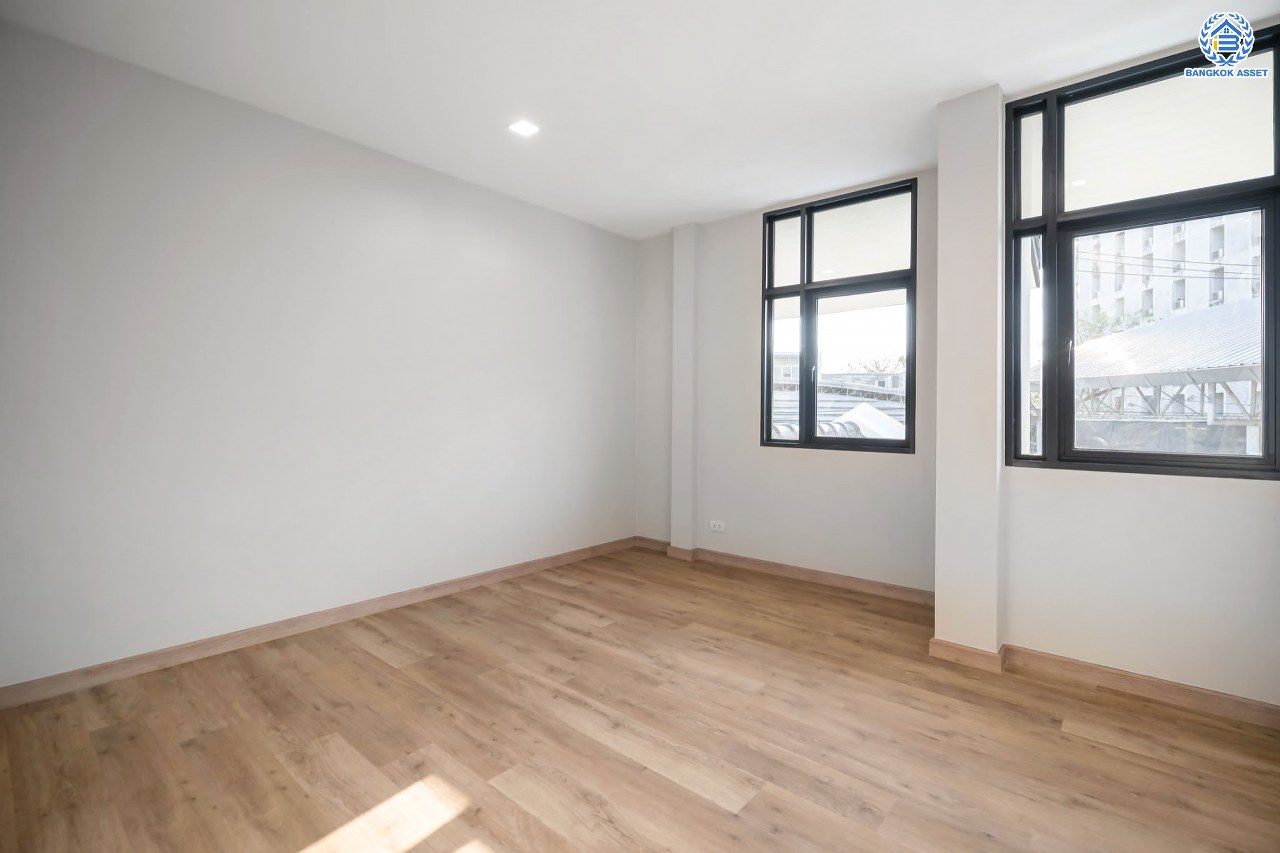 บ้านมือสองตกแต่งใหม่ ดีไซน์สวย โครงการ ลาดพร้าว130 ลาดพร้าว หลังใหญ่ถึง 154 ตร.ว. ฟังก์ชัน 4 ห้องนอน 5 ห้องน้ำ 1 ห้องแม่บ้าน จอดรถได้ 2 คัน พื้นที่ใช้สอยกว่า 589 ตร.ม. รองรับทุกกิจกรรม บนทำเลเชื่อมต่อหลายเส้นทาง อาทิ ถนนรัชดาภิเษก, ถนนเสรีไทย, ถนนรามคำแหง ใกล้จุดขึ้นทางด่วน "ฉลองรัช" ใกล้รถไฟฟ้าสายสีเหลือง "สถานีลาดพร้าว101" และรถไฟฟ้าสายสีส้ม "หัวหมาก"